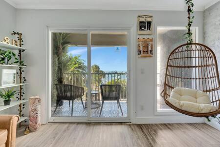 The Palm Exclusive Tropical Luxury on the Water
