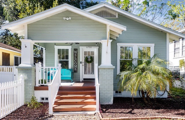 The Palms Bungalow - Tampa getaway w/Paddle board. Pet-friendly!