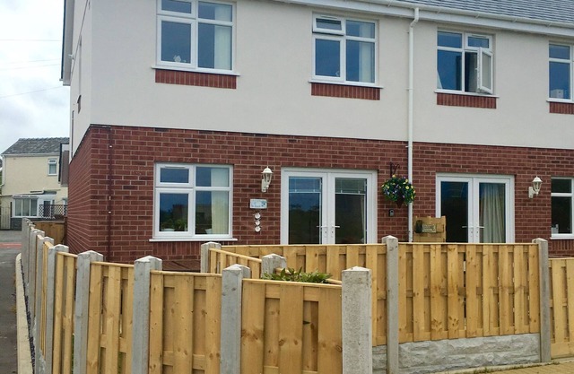 The Palms Holiday Home Near Beautiful Benllech Beach - children and pet friendly