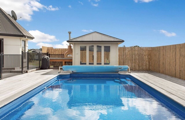 The Parish House with Pool, BBQ and Pizza Oven