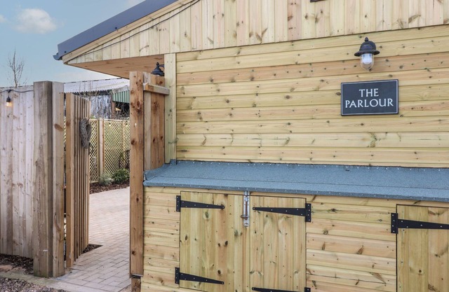 THE PARLOUR, romantic, with hot tub in Hatton, Derbyshire