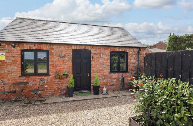 THE PAW BARN, pet friendly, character holiday cottage in Boston