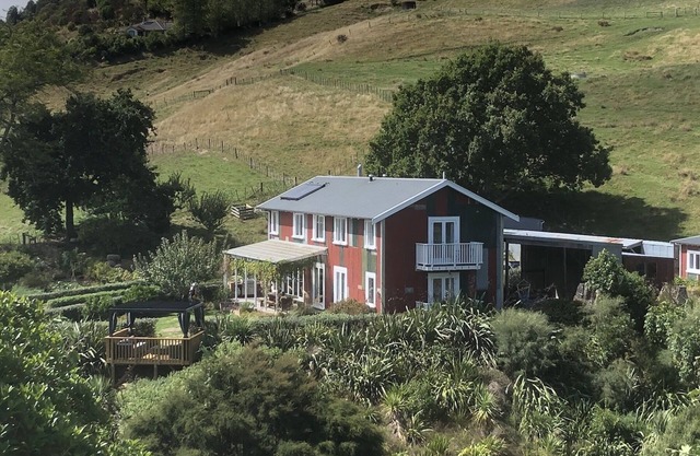 The Pear Orchard Lodge - enjoy the good life in the heart of the Nelson region!