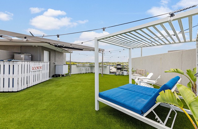The Penthouse Mooloolaba, Private Luxury Rooftop Apartment - Small dog friendly!