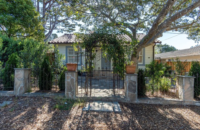 The perfect Carmel-by-the-Sea Hideaway cottage "La Cachette"