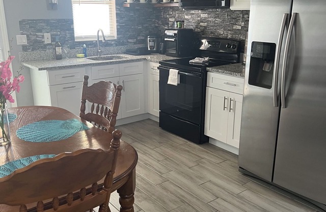 The perfect place very close to downtown and beaches! PETS ARE WELCOME!