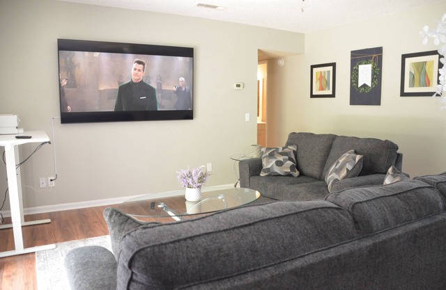 The Perfect Spot: 2-Bedroom Apt - Centrally located in fabulous Enterprise!
