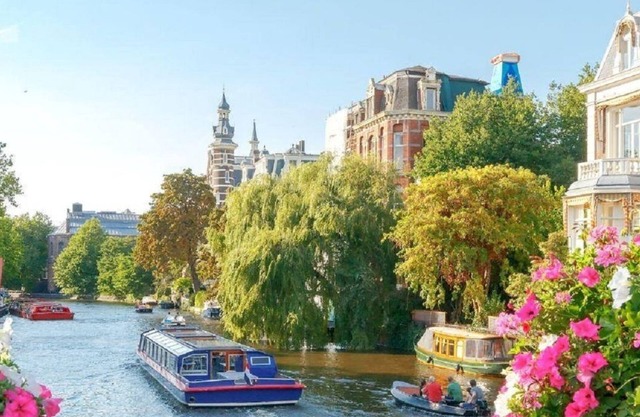 THE PERFECT STUDIO IN A CANAL HOUSE IN THE HEART OF OLD AMSTERDAM