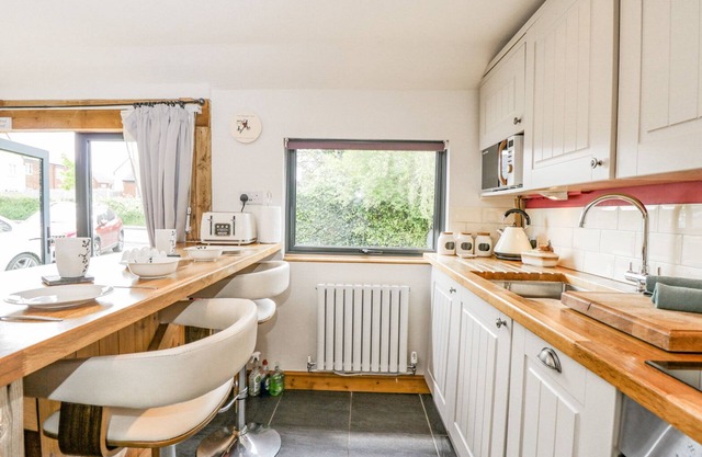 THE PHEASANT'S NEST, pet friendly, luxury holiday cottage in Welland