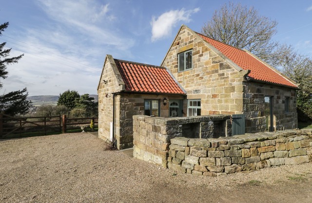 THE PIGGERY, character holiday cottage, with a garden in Sleights
