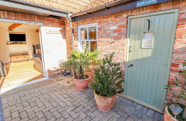 THE PINE, pet friendly, with hot tub in Burgh Le Marsh