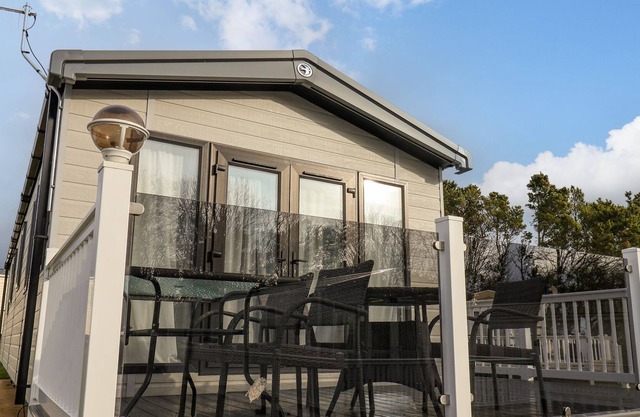 THE PINES NO.34, family friendly, character holiday cottage in Cayton