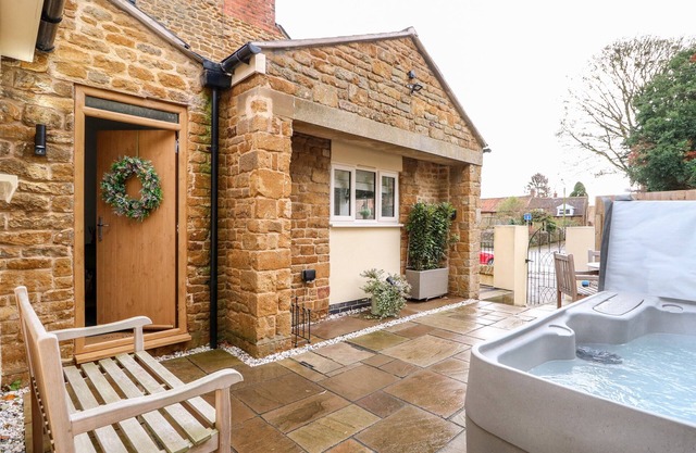 THE PINFOLD, pet friendly, with hot tub in Melton Mowbray