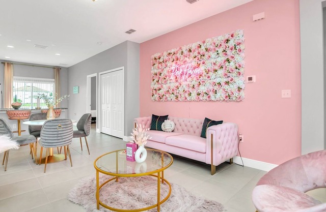 The Pink Haven, Stylish 3BR/2BA duplex home perfect for groups and girls trip!