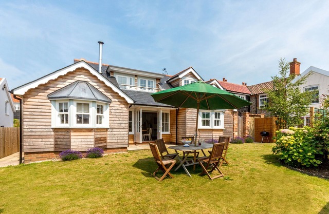 The Pink House, Thorpeness - sleeps 8 guests in 4 bedrooms