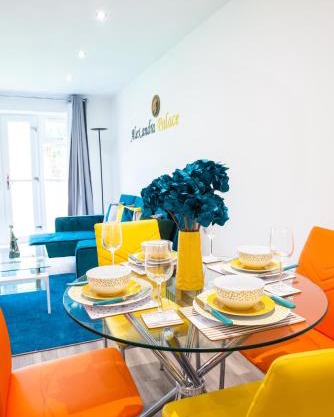 The 'Pinky' - Modern 1 Bed Apartment in Hatfield - FREE Parking - Near Uni, Business Park & town centre - Big savings on Long stays