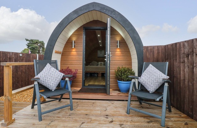 THE POD AT BANK HOUSE FARM, romantic, with a garden in Hixon