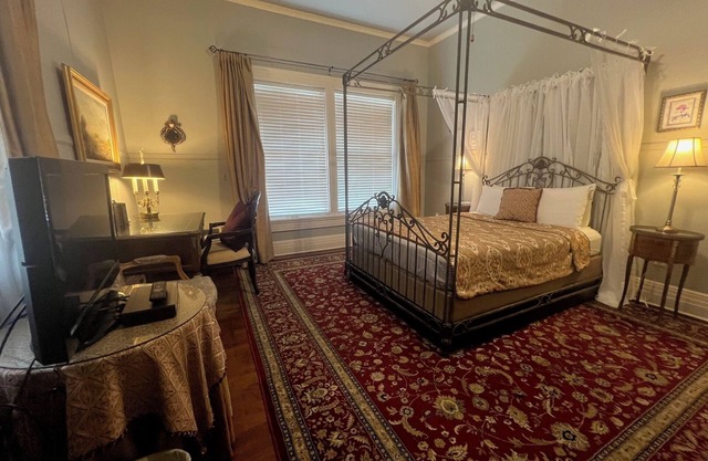 The Pompadour Room W/Queen Bed