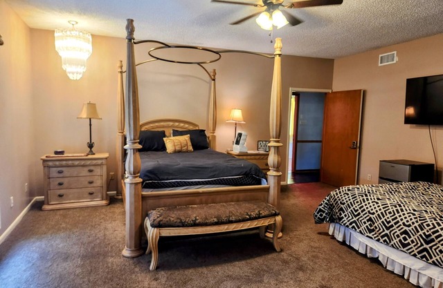 The Ponder House Suite A Qn Beds with private bath. We hve add'l rms available.