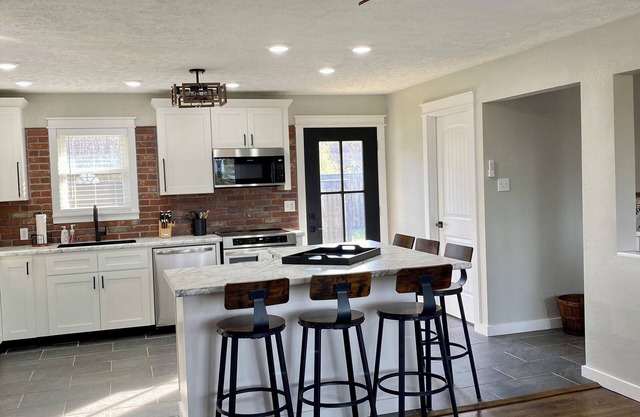 The Pool House, 3-bedroom home in Marshall, backyard inground swimming pool