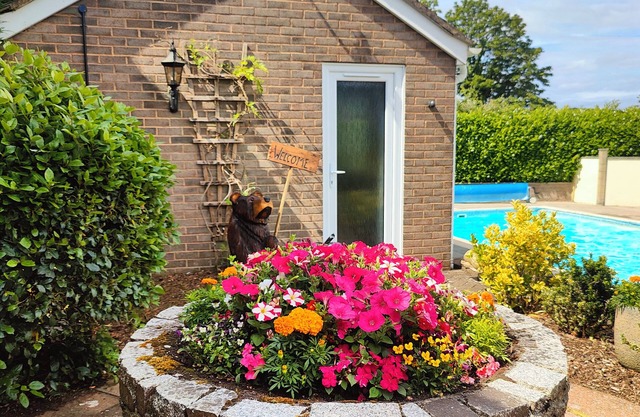 THE POOL HOUSE, romantic, country holiday cottage in Crediton