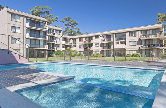 The Poplars, 15,36 Magnus Street - Unit in a great complex with a pool and close to town