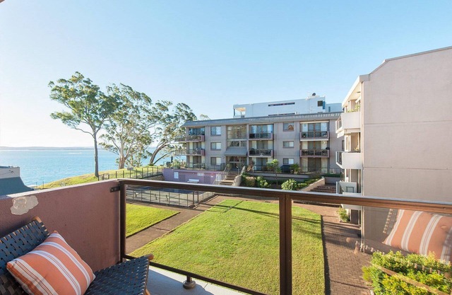The Poplars, 24,36 Magnus Street - Unit with views, air con and wifi in a complex with a pool