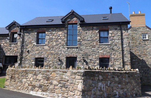 THE POTTERY, family friendly in Newport, Pembrokeshire