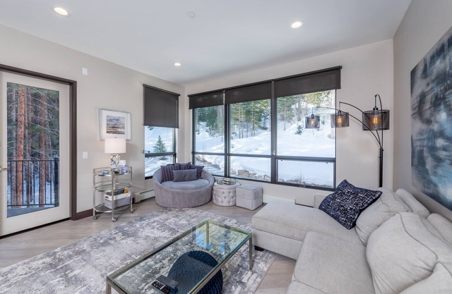 The "Powder Day" of Ski Condos! Ski-in Ski-out, Great Vibe, Chef's Kitchen + EV!