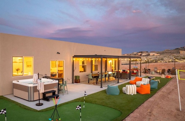 The Powell Place 5BR/Hot Tub/Fire Pit/Outdoor Movie Theater/Volleyball/Game Room