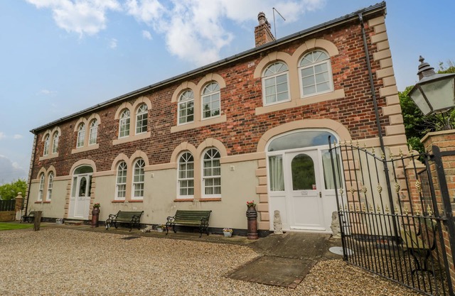 THE POWER HOUSE, pet friendly, with hot tub in Skinningrove