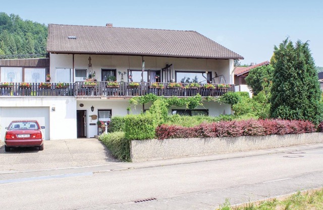 The practically furnished vacation apartment is located in the house of the owner, in a quiet side s