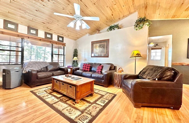 The Prancing Pony | Hot Tub & Quiet Location!