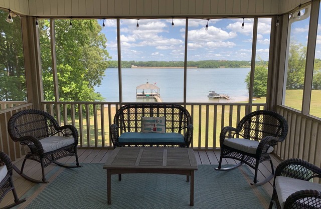 THE Premier Clemson/Seneca Lake Home