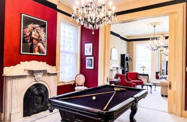 The PS House: Hot Tub, Pool Table, Walk Score 93, Historic home w modern updates