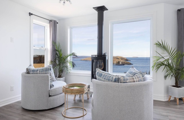 The Puffin Burrow/Luxury Suite with Salt water Hot tub & Ocean views