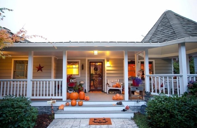 The Pumpkin House 3 Miles to Downtown Portland New Hot Tub