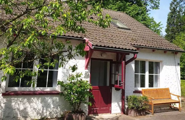 The purple house for you alone! Welcome to the Plauderhof