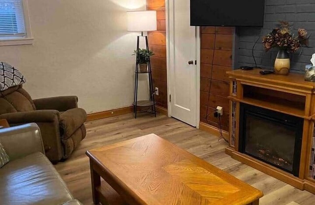 The Quiet Comfort - Spacious Lower Units Steps from Main Str
