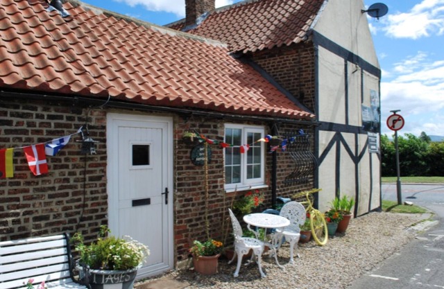 THE RAFTERS COTTAGE SLEEP 3 S/C B&B NEXY TO FOX COVERT PUB YARM QUIRKY