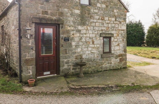THE RAMBLERS, pet friendly, character holiday cottage in Leek