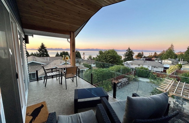 The Raven Haven Loft w/Majestic Views and Nearby Neighbourhood Beaches