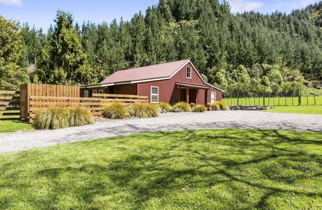 The Red Barn - Lake Okareka Holiday Home