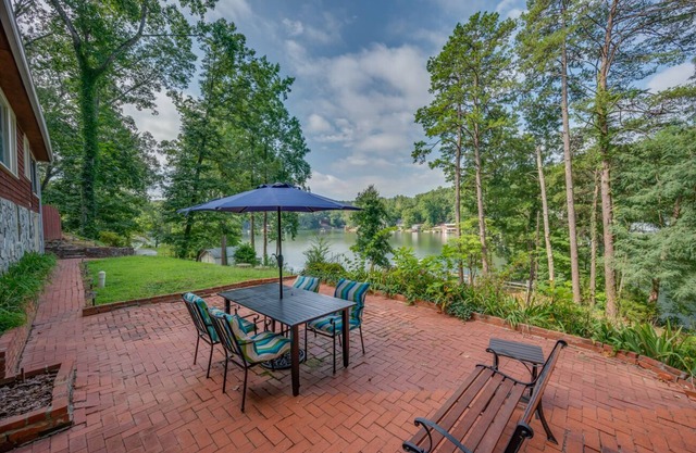 The Red Baron | Lakefront Cottage on Lake Lanier | Pet-friendly