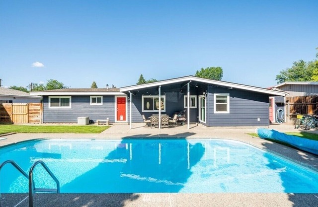 The Red Door Retreat with Huge Pool and Hot Tub