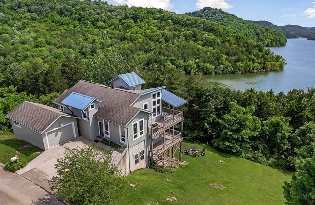 The Refuge Overlooking Center Hill Lake