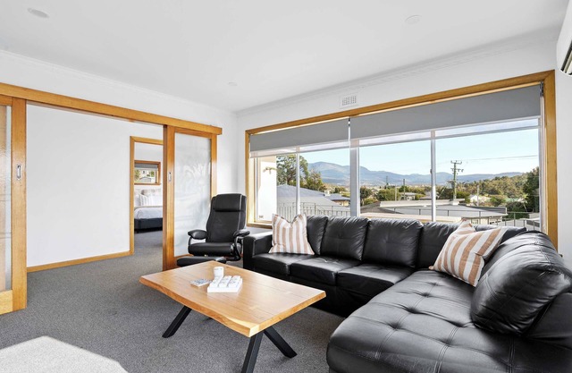 "The Residential Retreat" - Sleeps 15, 3.5 Bath.