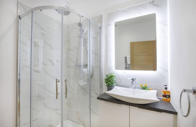 The Retreat At The Lawrence Apartment - sleeps 4 guests in 2 bedrooms
