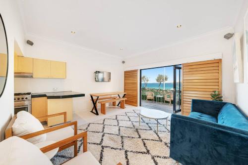 The Retreat : Beachfront View + Parking