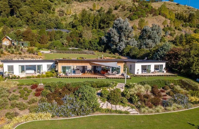The Retreat - Exceptional Hillside Getaway in the Nelson Countryside